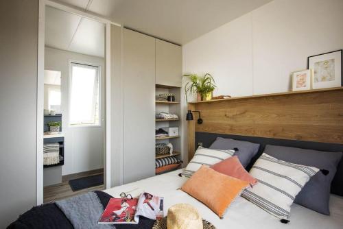 Postel nebo postele na pokoji v ubytování Mobile Homes Les Ormes