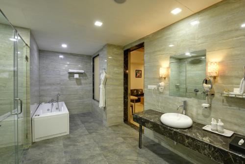 Ett badrum på Turban Valley View Resort and Spa, Udaipur
