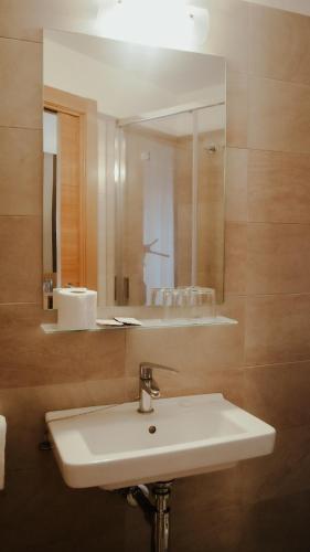 Un baño de Pensión Ayala