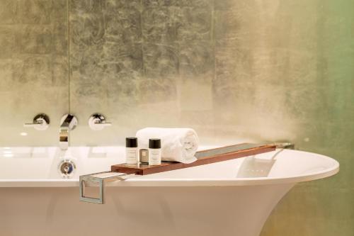 Een badkamer bij Hotel Miramar Barcelona GL