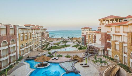 - une vue aérienne sur un complexe avec une piscine dans l'établissement Royal Beach Serviced Apartments, à Hurghada