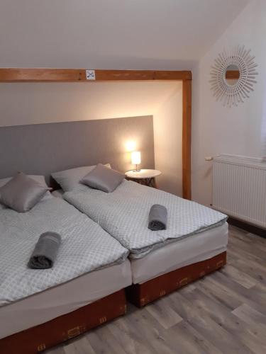 Ένα ή περισσότερα κρεβάτια σε δωμάτιο στο Napsugár Vendégház