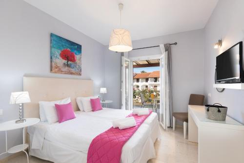 Кровать или кровати в номере Garden Apartments Agios Stefanos Corfu