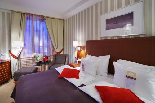 Кровать или кровати в номере Solo Sokos Hotel Palace Bridge