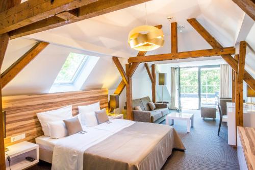 ein Schlafzimmer mit einem großen Bett in einem Zimmer in der Unterkunft Hotel Im Schulhaus in Lorch am Rhein