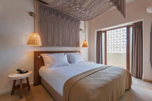 Una cama o camas en una habitación de Kedma by Isrotel Collection