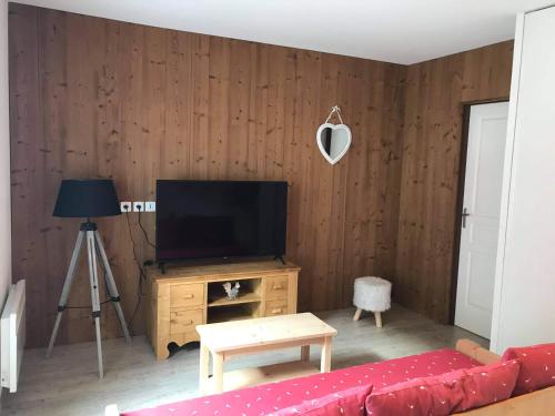 Televízia a/alebo spoločenská miestnosť v ubytovaní Appartement à la Montagne