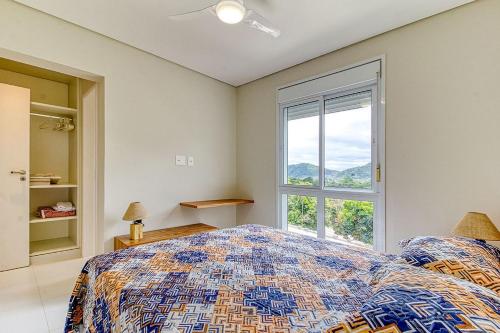 サンセバスチャンにあるC15 - Conforto junto a natureza - Camburyzinhoのベッドルーム(ベッド1台、窓付)