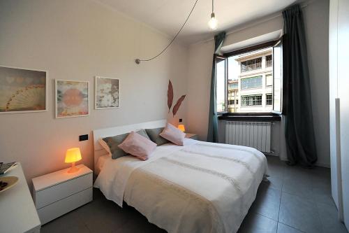 um quarto com uma cama grande e uma janela em Modern Apartment in Lingotto Area by Wonderful Italy em Turim