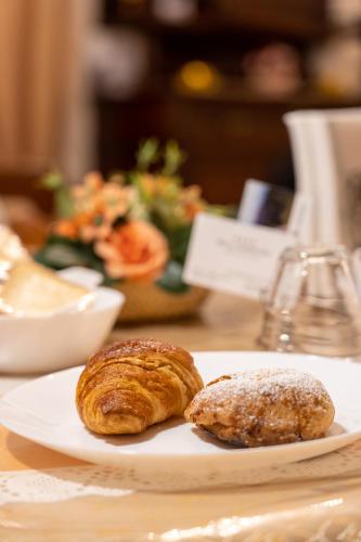 due pasticcini seduti su un piatto su un tavolo di Real Borbone a Caserta