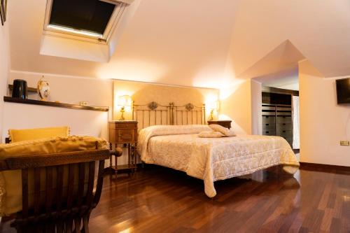 um quarto com 2 camas e uma janela em Real Borbone em Caserta