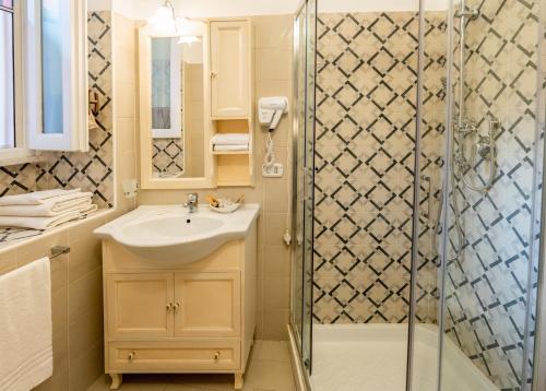uma casa de banho com um lavatório e um chuveiro em Real Borbone em Caserta