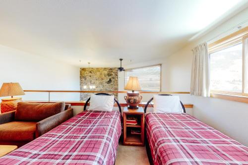 ディロンにあるMarina Place 336のソファと椅子付きの客室内のベッド2台