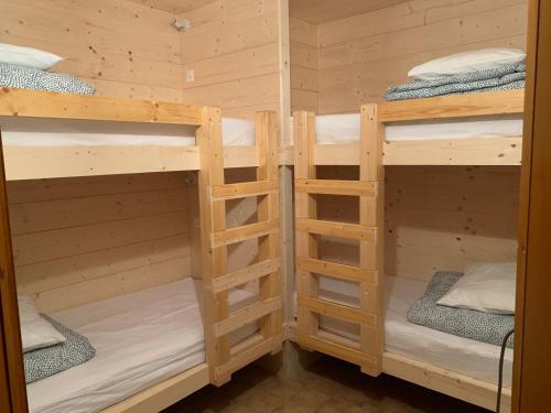a couple of bunk beds in a cabin at Auberge de Bagnes - le backpacker in Bagnes
