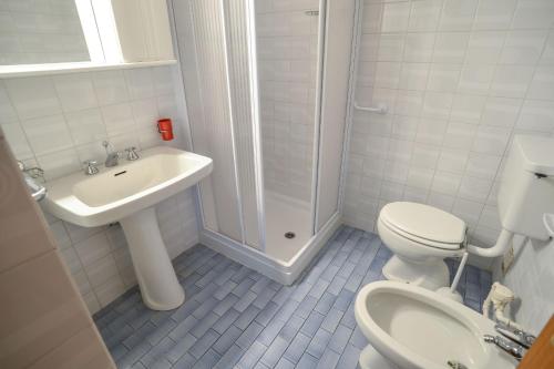 梅扎納的住宿－Residence Kristall appartamenti Solandra，白色的浴室设有卫生间和水槽。