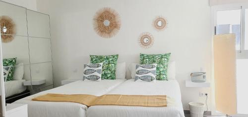 A bed or beds in a room at HD Mogán Coral Apartments