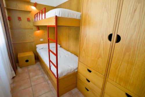 Poschodová posteľ alebo postele v izbe v ubytovaní Residence Kristall appartamenti Solandra