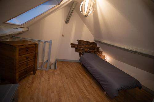 ein Dachzimmer mit einer Matratze auf dem Boden und einem Fenster in der Unterkunft APPART Centre HISTORIQUE CHEZ RENÉ wifi in Troyes