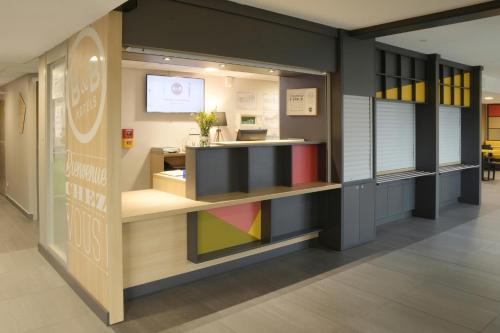 Η κουζίνα ή μικρή κουζίνα στο B&B HOTEL Angoulême