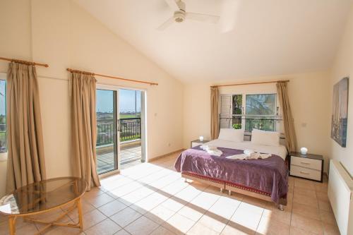 une chambre avec un lit et une grande fenêtre dans l'établissement Papaya Royal Villa, à Ayia Napa