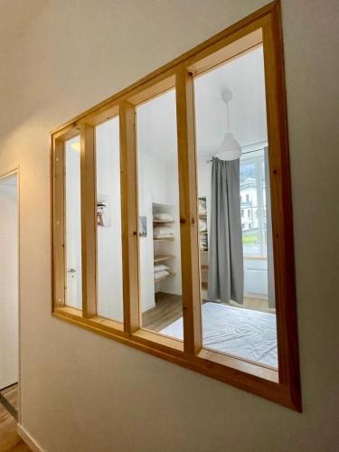 - un miroir mural dans l'établissement Résidence Bonnecaze, à Eaux-Bonnes