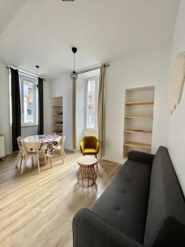 un salon avec un canapé et une table dans l'établissement Résidence Bonnecaze, à Eaux-Bonnes