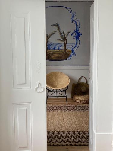 eine Tür, die in ein Zimmer mit einem Tisch führt in der Unterkunft Central Studio suite in Ericeira by Lovely Bay in Ericeira