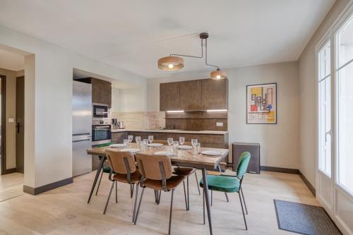 a dining room with a table and chairs at Le Gambetta - T3 Standing avec Parking, Wifi, Netflix in Laval