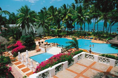 Bazén v ubytování Serena Beach Resort & Spa nebo v jeho okolí