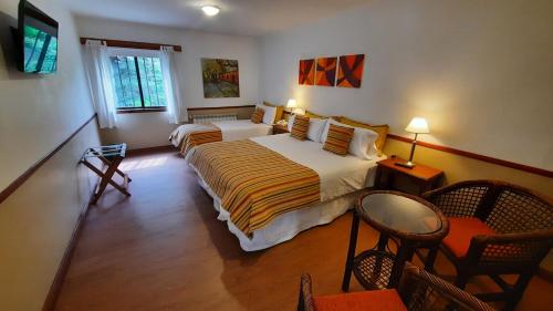 Tempat tidur dalam kamar di Hotel Austral Ushuaia