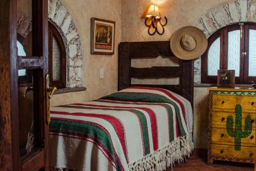 Een bed of bedden in een kamer bij Posada de las Minas