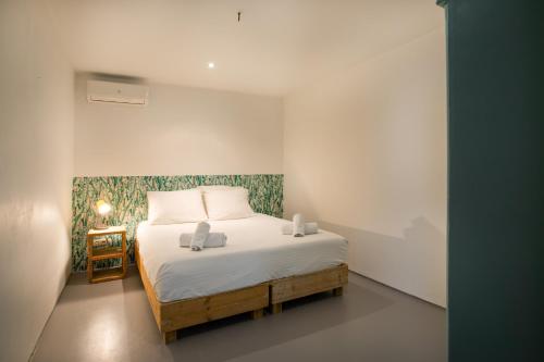 1 dormitorio con 1 cama con 2 almohadas en Villa Vermaire Apartments, en Willemstad