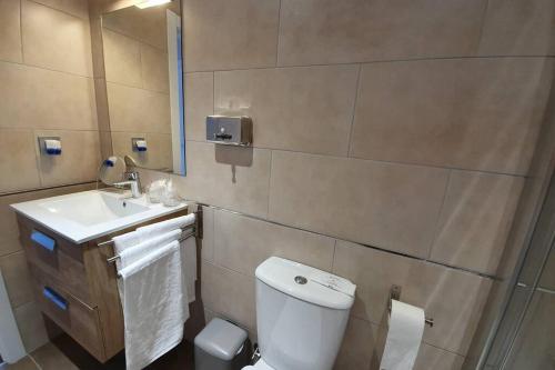 a bathroom with a white toilet and a sink at Dúplex a pie del telecabina de La Massana - Pal Vallnord - 642 in La Massana