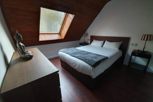 Un dormitorio con una cama grande y una ventana en Dúplex a pie del telecabina de La Massana - Pal Vallnord - 642, en La Massana