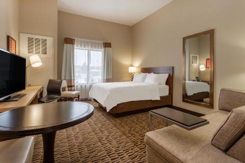 מיטה או מיטות בחדר ב-Candlewood Suites Fargo South-Medical Center, an IHG Hotel