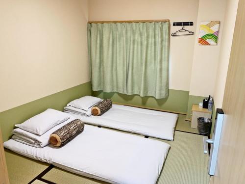 2 Betten in einem Zimmer mit Fenster in der Unterkunft Reinahill - Vacation STAY 14231v in Tokushima