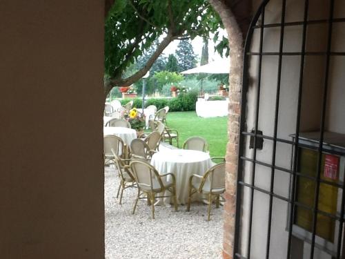 a group of tables and chairs in a yard at Casa Religiosa di Ospitalità San Ponziano in Spoleto