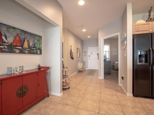 un corridoio con cassettiera rossa in una stanza di Harborview Grande 803 a Clearwater Beach