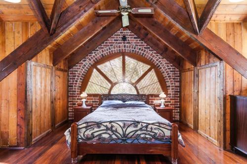 una camera con un letto in una stanza con pareti in legno di Chianti Cottages a Torquay