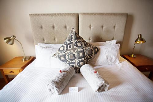 a bedroom with a bed with white sheets and pillows at Beckhuis in Worcester