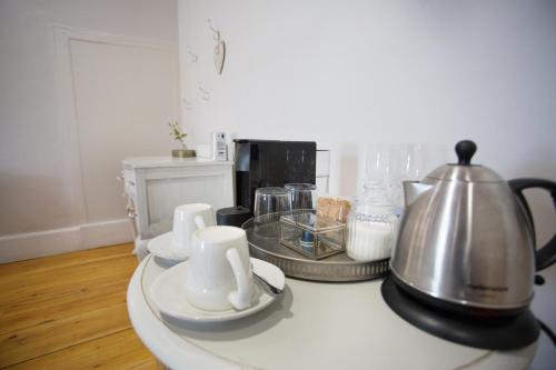 a kitchen counter with a tea kettle and dishes on it at Beckhuis in Worcester