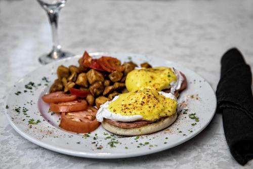 Un plato de comida con un sándwich de huevo y patatas. en Hotel Indigo Dallas Downtown by IHG, en Dallas