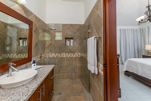 y baño con lavabo y espejo. en Amazing Villa in Casa de Campo with Included in Price Maid and Waiter, en La Romana