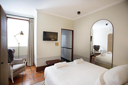 a hotel room with two beds and a chair at Beckhuis in Worcester