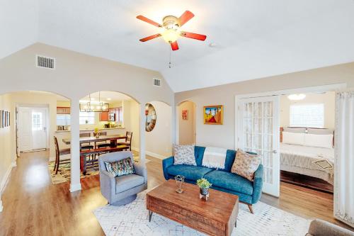uma sala de estar com um sofá azul e uma mesa em Urban Villita em San Antonio