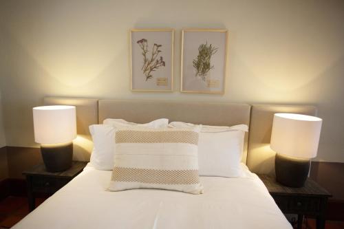 a bedroom with a bed with two lamps and two pillows at Beckhuis in Worcester