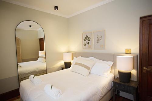 a bedroom with two beds and a large mirror at Beckhuis in Worcester