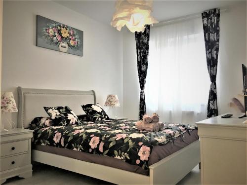 Schlafzimmer mit einem Bett und einem Fenster in der Unterkunft 23 Residence in Braşov