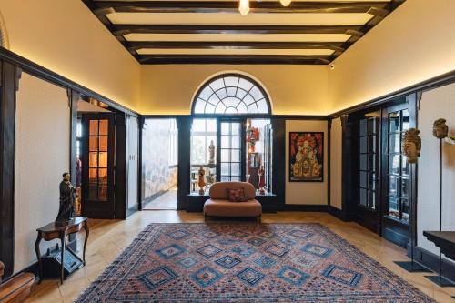 - un salon avec un canapé et un tapis dans l'établissement Casablu Hotel, à Valparaíso