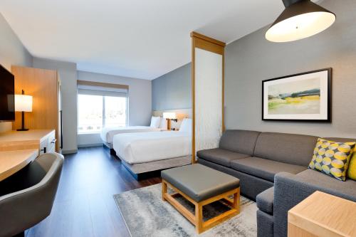 Postel nebo postele na pokoji v ubytování Hyatt Place Kelowna